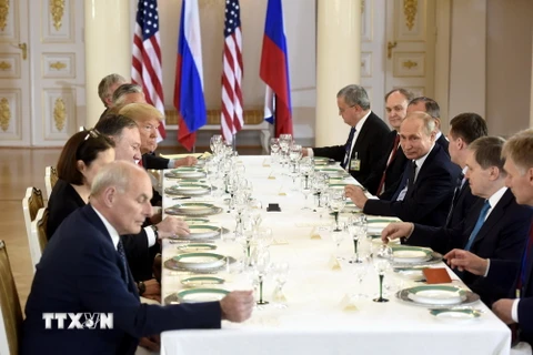 Tổng thống Nga Vladimir Putin (thứ 4, phải) và Tổng thống Mỹ Donald Trump (thứ 4, trái) dùng bữa trưa sau hội nghị thượng đỉnh ở Helsinki, Phần Lan ngày 16/7. (Ảnh: THX/TTXVN)