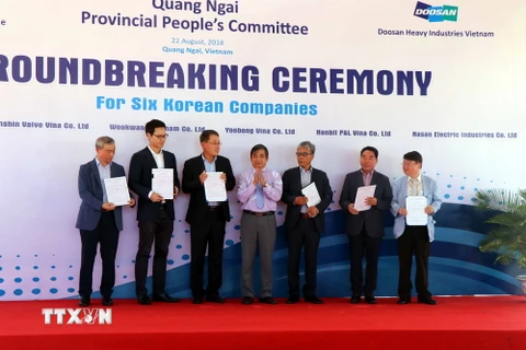 Các doanh nghiệp Hàn Quốc được trao Giấy chứng nhận đầu tư tại Quảng Ngãi. (Ảnh: Sỹ Thắng/TTXVN)