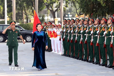 Chủ tịch Quốc hội Nguyễn Thị Kim Ngân duyệt đội danh dự tại Lễ đón. (Ảnh: Trọng Đức/TTXVN)