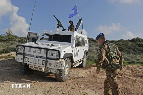 Lực lượng gìn giữ hòa bình Liên hợp quốc tại miền nam Liban (UNIFIL) tuần tra ở thị trấn Naqura, giáp với Israel. (Ảnh: AFP/TTXVN)
