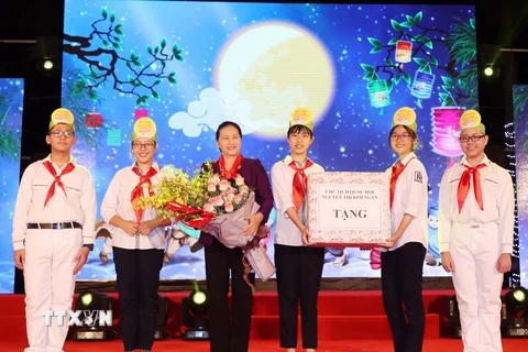 Chủ tịch Quốc hội Nguyễn Thị Kim Ngân tặng quà Trung Thu cho các cháu thiếu nhi tại đêm hội. (Ảnh: Trọng Đức/TTXVN)