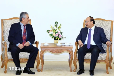 Thủ tướng Nguyễn Xuân Phúc tiếp ông George Mavrikos, Tổng thư ký Liên hiệp Công đoàn Thế giới (WFTU). (Ảnh: Thống Nhất/TTXVN)