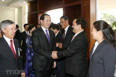 Chủ tịch nước Trần Đại Quang đến thăm, nói chuyện với cán bộ, nhân viên Đại sứ quán Việt Nam và đại diện cộng đồng Việt kiều đang học tập, làm ăn, sinh sống tại Lào. (Ảnh: Nhan Sáng/TTXVN)