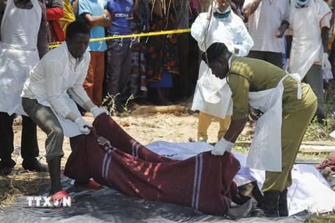 Chuyển thi thể nạn nhân vụ lật phà ở Tanzania. (Ảnh: AFP/TTXVN)