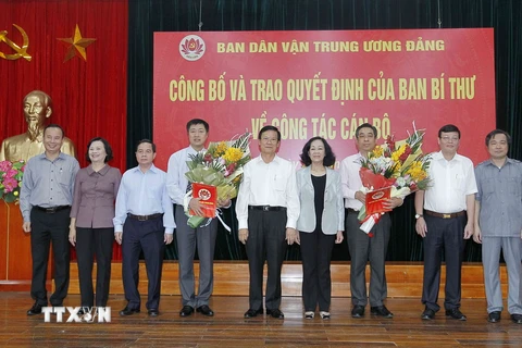  Trưởng Ban Dân vận Trung ương Trương Thị Mai với các đại biểu tại buổi lễ. (Ảnh: Văn Điệp/TTXVN)