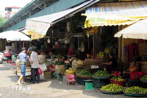 Các gian hàng hoa quả tại chợ Long Biên. (Ảnh: Nguyễn Văn Cảnh/TTXVN)