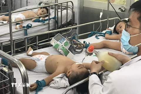 Nhiều bệnh nhi mắc bệnh tay chân miệng thể nặng đang điều trị tại Bệnh viện Nhi đồng 1 Thành phố Hồ Chí Minh. (Ảnh: Đinh Hằng/TTXVN)