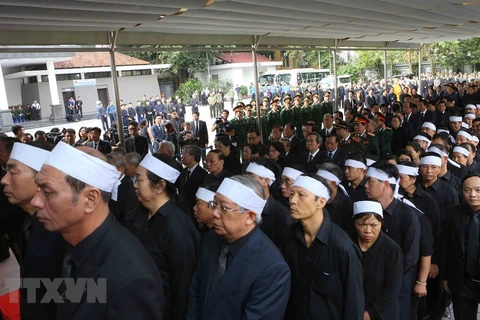 Các đồng chí lãnh đạo, nguyên lãnh đạo Đảng, Nhà nước cùng đông đảo đại diện các cơ quan, Ban, ngành Trung ương, địa phương và người thân tới viếng Chủ tịch nước Trần Đại Quang. (Nguồn: TTXVN)