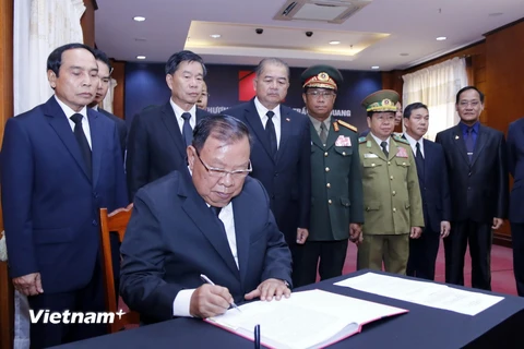 Tổng Bí thư, Chủ tịch nước Lào Bounnhang Vorachith ghi sổ tang tại lễ viếng Chủ tịch nước Trần Đại Quang. (Ảnh: Phạm Kiên/Vietnam+)