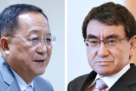 Ngoại trưởng Nhật Bản Taro Kono (phải) và người đồng cấp Triều Tiên Ri Yong Ho. (Nguồn: Nikkei Asian Review)