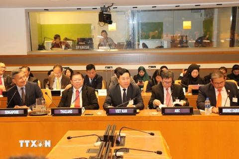 Phó Thủ tướng Chính phủ, Bộ trưởng Ngoại giao Phạm Bình Minh cùng các đại biểu tham dự Hội nghị cấp Bộ trưởng các nước ASEAN và Liên minh Thái Bình Dương lần thứ 5. (Ảnh: Hoài Thanh/TTXVN)