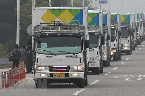 Đoàn xe chở hàng viện trợ nhân đạo tại trạm kiểm soát biên giới liên Triều ở thành phố Paju, tỉnh Gyeonggi năm 2014. (Nguồn: Yonhap/TTXVN)