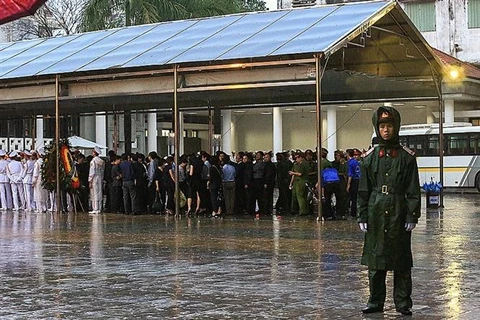 Những giọt nước mắt của người dân và tang quyến khi đến viếng Chủ tịch nước Trần Đại Quang. (Nguồn: TTXVN)