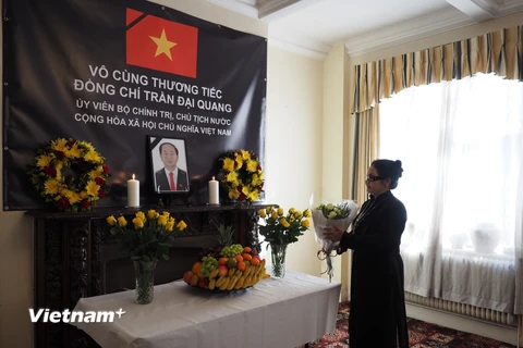 Đại diện Việt kiều tại Anh dâng hoa trước bàn thờ Chủ tịch nước Trần Đại Quang. (Ảnh: Tuấn Anh/Vietnam+)