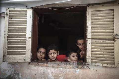Một gia đình Palestine sinh hoạt trong điều kiện khó khăn do thiếu điện ở Trại tị nạn Nuseirat, Dải Gaza ngày 11/1. (Nguồn: THX/TTXVN)