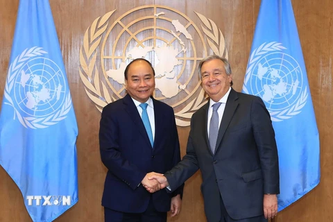 Thủ tướng Nguyễn Xuân Phúc gặp Tổng Thư ký Liên hợp quốc Antonio Guterres. (Ảnh: Thống Nhất/TTXVN)