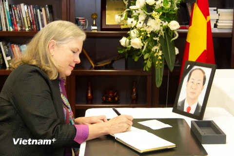 Phó Trợ lý Bộ trưởng Thương mại Hoa Kỳ Dianne Farrell ghi sổ tang Chủ tịch nước Trần Đại Quang. (Ảnh: Vietnam+)