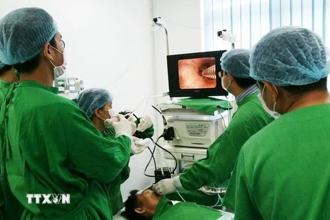 Các bác sỹ Bệnh viện Chợ Rẫy Phnom Pênh thực hiện phẫu thuật nội soi tai mũi họng cho bệnh nhân Campuchia. (Ảnh: TTXVN)