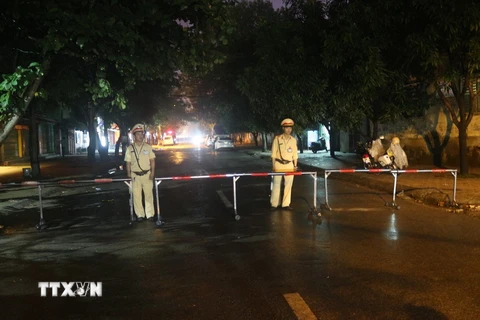 Đường Hồng Bàng, thành phố Vinh bị phong tỏa. (Ảnh: Nguyễn Oanh/TTXVN)