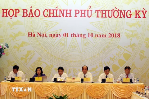 Bộ trưởng, Chủ nhiệm Văn phòng Chính phủ Mai Tiến Dũng( thứ ba bên phải sang) chủ trì họp báo. (Ảnh: Nguyễn Dân/TTXVN)