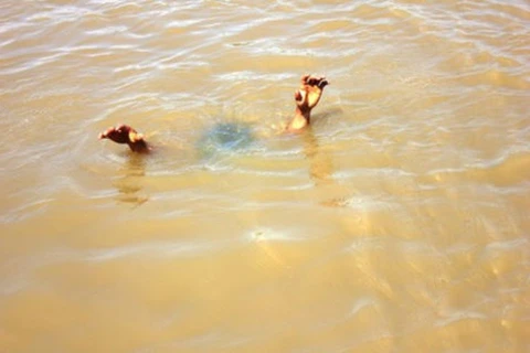 Sóc Trăng: Đá bóng ở ven sông, một học sinh bị đuối nước