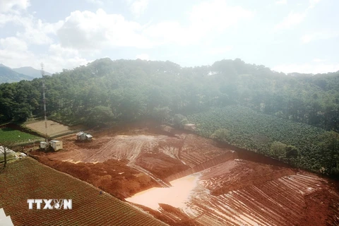 Hàng trăm mét vuông đất rừng tại hồ Đan Kia-Suối vàng, huyện Lạc Dương (Lâm Đồng) đang bị san ủi trái phép để lấy đất sản xuất. (Ảnh: Đặng Tuấn/TTXVN)