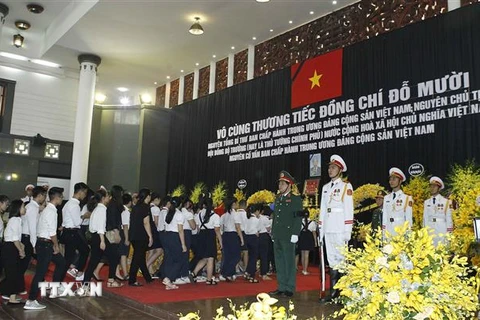 Đoàn Trung ương Đoàn Thanh niên Cộng sản Hồ Chí Minh do đồng chí Lê Quốc Phong, Ủy viên dự khuyết Trung ương Đảng, Bí thư Thứ nhất Trung ương Đoàn dẫn đầu vào viếng nguyên Tổng Bí thư Đỗ Mười. (Ảnh: TTXVN)