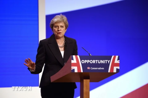 Thủ tướng Anh Theresa May phát biểu trong phiên kết thúc Đại hội thường niên của đảng Bảo thủ ở London ngày 3/10. (Ảnh: AFP/TTXVN)