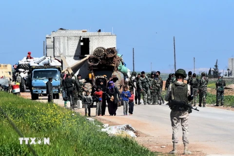 Người tị nạn Syria trở về từ khu vực do phiến quân kiểm soát, qua cửa khẩu Abu al-Duhur ở tỉnh Idlib, ngày 4/4/2018. (Ảnh: AFP/TTXVN)