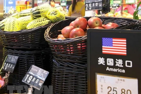 Hoa quả nhập khẩu từ Mỹ được bày bán tại siêu thị ở thủ đô Bắc Kinh (Trung Quốc). (Nguồn: EPA/TTXVN)