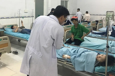 Bác sỹ thăm khám và điều trị cho bệnh nhân nghi bị ngộ độc thức ăn. (Ảnh: Nguyễn Văn Việt/TTXVN)