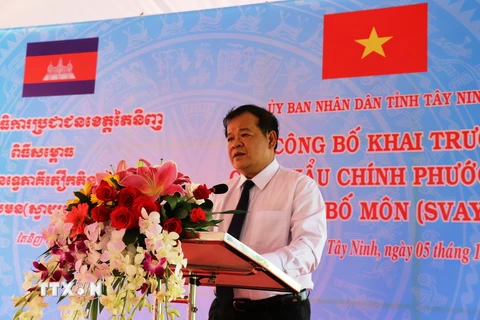 Chủ tịch Ủy ban Nhân dân tỉnh Tây Ninh Phạm Văn Tân công bố khai trương cửa khẩu Phước Tân thành cửa khẩu chính. (Ảnh: Lê Đức Hoảnh/TTXVN)