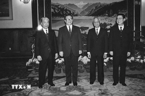 Tổng Bí thư Đảng Cộng sản Trung Quốc Giang Trạch Dân hội đàm với Tổng Bí thư Đỗ Mười, sáng 6/11/1991 tại Bắc Kinh. (Ảnh: Xuân Lâm/TTXVN)