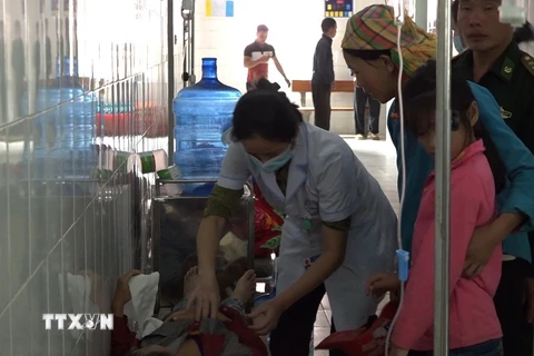 Cán bộ, y bác sỹ Bệnh viện Đa khoa huyện Mèo Vạc chăm sóc các bệnh nhân nghi ngộ độc thực phẩm. (Ảnh: Hải Đăng/TTXVN)