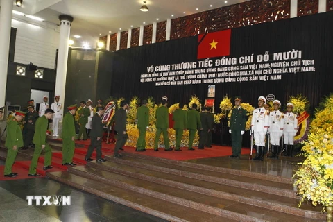 Đoàn Công an thành phố Hà Nội do Thiếu tướng Đoàn Duy Khương, Giám đốc Công an thành phố Hà Nội dẫn đầu vào viếng nguyên Tổng Bí thư Đỗ Mười. (Ảnh: TTXVN)