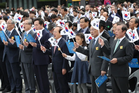 Thủ tướng Lee Nak-yon tham gia một hoạt động tại lễ kỷ niệm 572 năm Ngày sáng tạo chữ Hàn Hangeul. (Nguồn: Yonhap)
