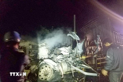 Xe tải trong vụ tai nạn xảy ra trên Quốc lộ 14, đoạn qua huyện Chư Sê, tỉnh Gia Lai cháy trơ khung. (Ảnh: Dư Toán/TTXVN)