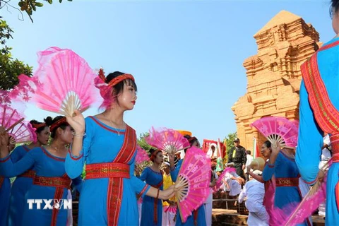 Các thiếu nữ Chăm trình diễn nghệ thuật múa trên Tháp chính Pô Sah Inư. (Ảnh: Nguyễn Thanh/TTXVN)