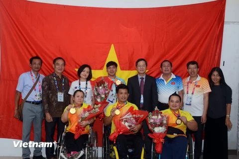 Đại sứ Việt Nam tại Indonesia chúc mừng đoàn thể thao người khuyết tật Việt Nam. (Ảnh: Trần Chiến/Vietnam+)