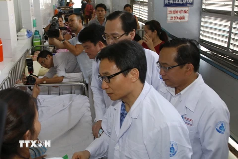 Phó Thủ tướng Vũ Đức Đam thăm hỏi thân nhân các bệnh nhi tại Bệnh viện Nhi đồng 1. (Ảnh: Hoàng Hải/TTXVN)