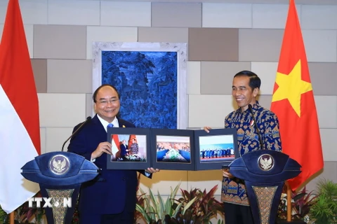 Thủ tướng Nguyễn Xuân Phúc hội đàm với Tổng thống Cộng hòa Indonesia Joko Widodo. (Ảnh: Thống Nhất/TTXVN)