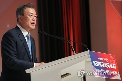 Tổng thống Hàn Quốc phát biểu trước khoảng 200 người Hàn Quốc sinh sống tại Pháp. (Nguồn: Yonhap)