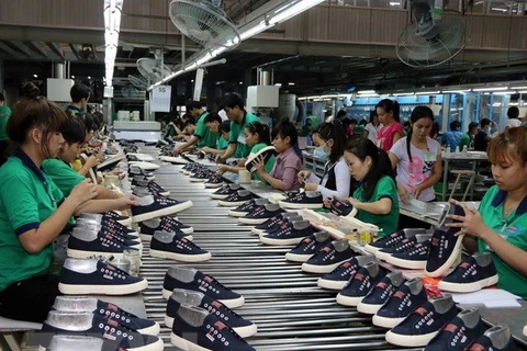 Gia công giày xuất khẩu tại Công ty cổ phần công nghiệp Đông Hưng, Khu công nghiệp Tân Hiệp A, Dĩ An, Bình Dương. (Ảnh: Quách Lắm/TTXVN)