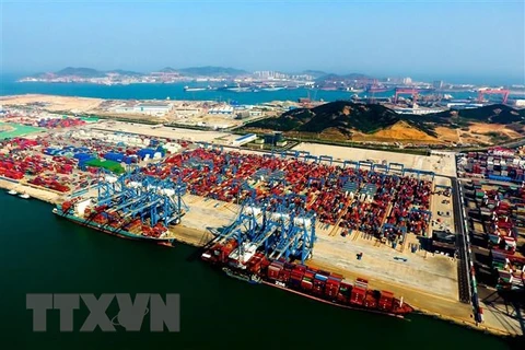 Hàng hóa được xếp tại cảng ở Thanh Đảo, tỉnh Sơn Đông, Trung Quốc ngày 4/5. (Ảnh: THX/ TTXVN)
