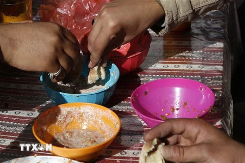 Người dân ăn sáng tại một nhà hàng nhỏ ở Sanaa, Yemen. (Ảnh: THX/TTXVN)