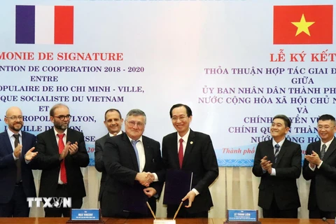 Ông Lê Thanh Liêm (phải) và ông Max Vincent ký Thỏa thuận hợp tác. (Ảnh: Xuân Khu/TTXVN)