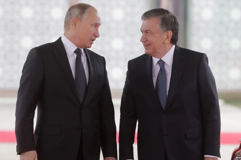 Tổng thống Nga Vladimir Putin và người đồng cấp Uzbekistan, Shavkat Mirziyoyev. (Nguồn: TASS)