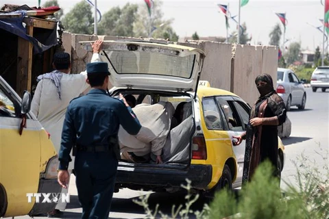 Cảnh sát Afghanistan kiểm tra an ninh tại một điểm kiểm soát ở Kandahar. (Ảnh: AFP/TTXVN)