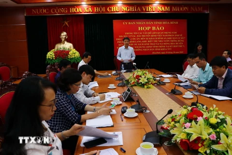 Chánh Văn phòng Ủy ban Nhân dân tỉnh Nguyễn Văn Thắng chủ trì họp báo. (Ảnh: Nhan Sinh/TTXVN)