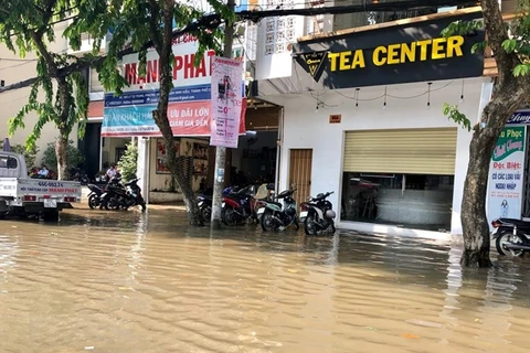 Nhiều cửa hàng trên đường Lý Tự Trọng, quận Ninh Kiều, Cần Thơ bị ngập sâu do triều cường đầu tháng 10. (Ảnh: Thanh Sang/TTXVN)